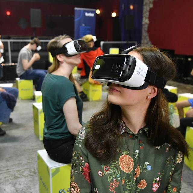 Besucher eines Virtual-Reality-Festivals. 