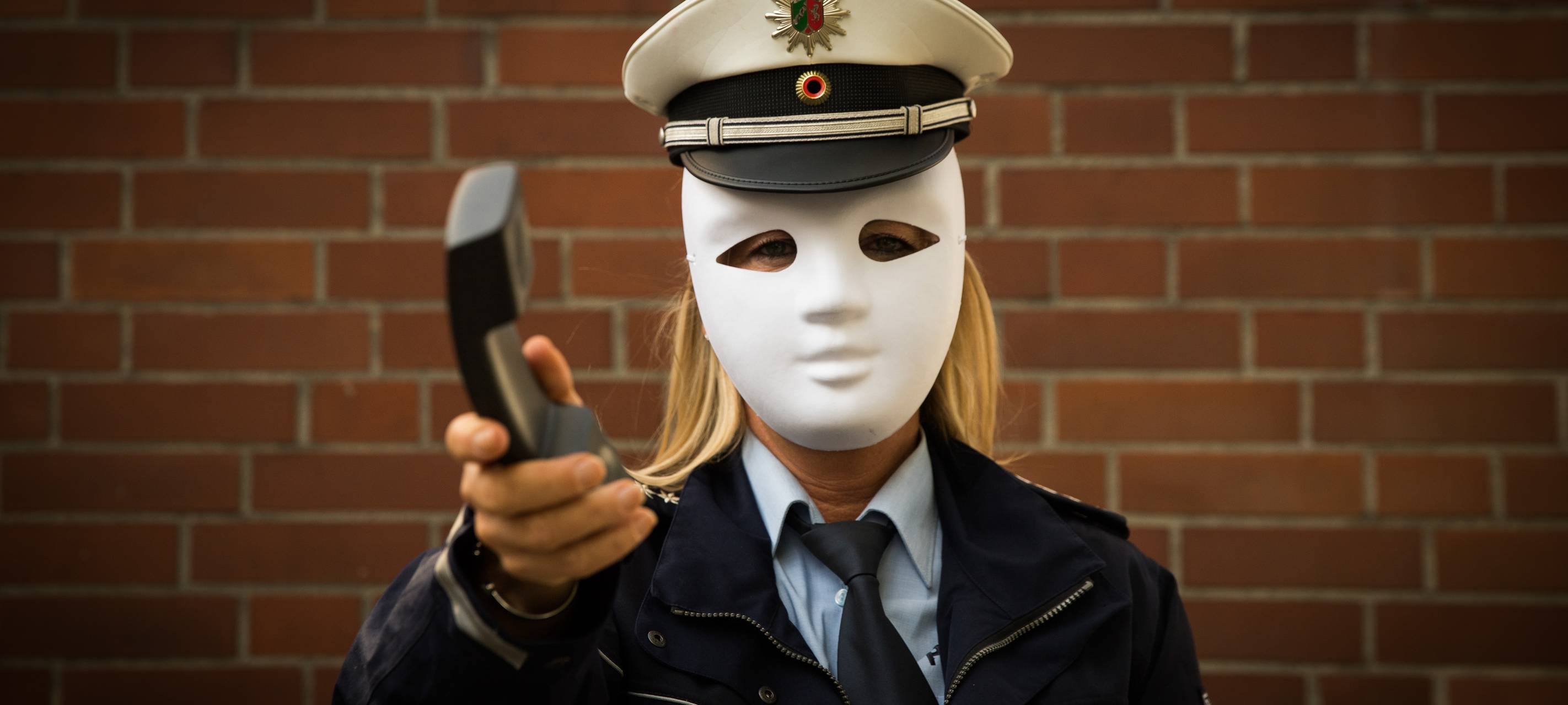 Maskierte Polizistin