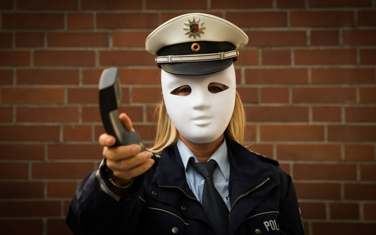 Maskierte Polizistin