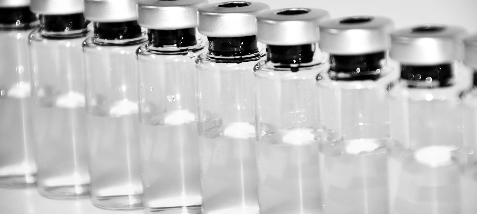 Symbolbild von Ampullen mit einer durchsichtigen Flüssigkeit