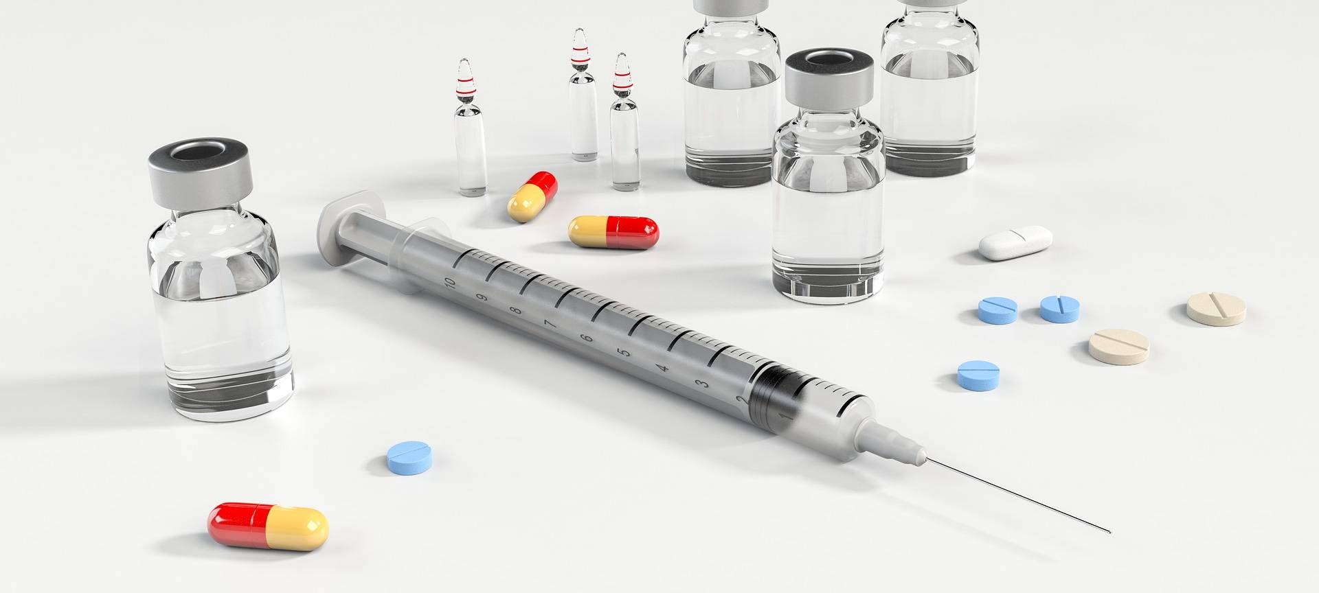 Symbolbild Thema Doping mit Tabletten, Spritzen und Ampullen