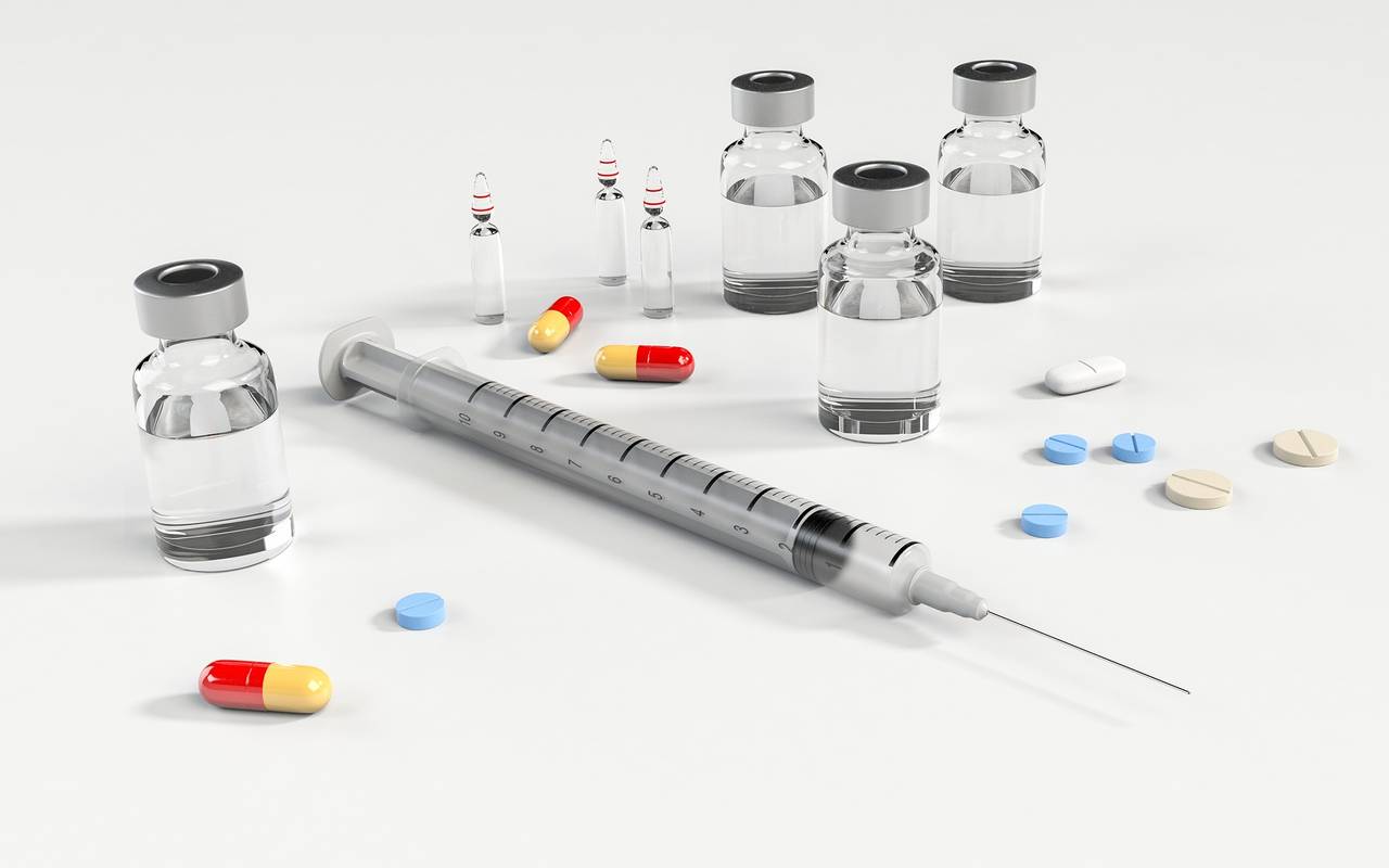 Symbolbild Thema Doping mit Tabletten, Spritzen und Ampullen