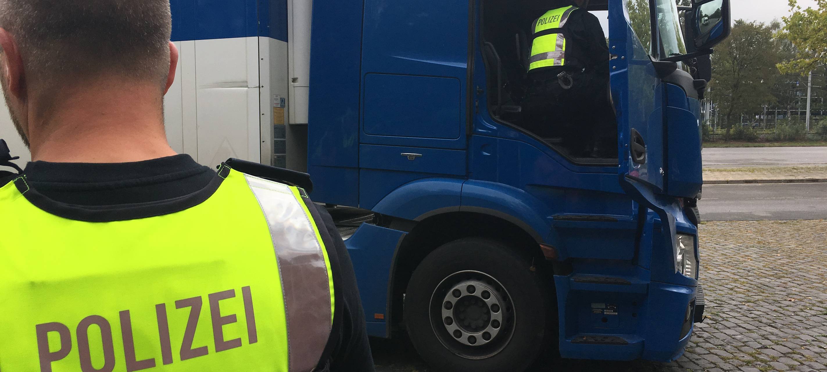 Polizei kontrolliert einen LKW