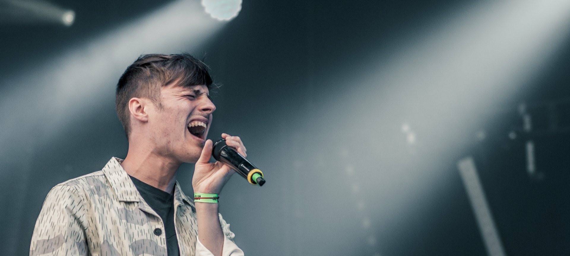 Tom Gregory singt live auf der Bühne.