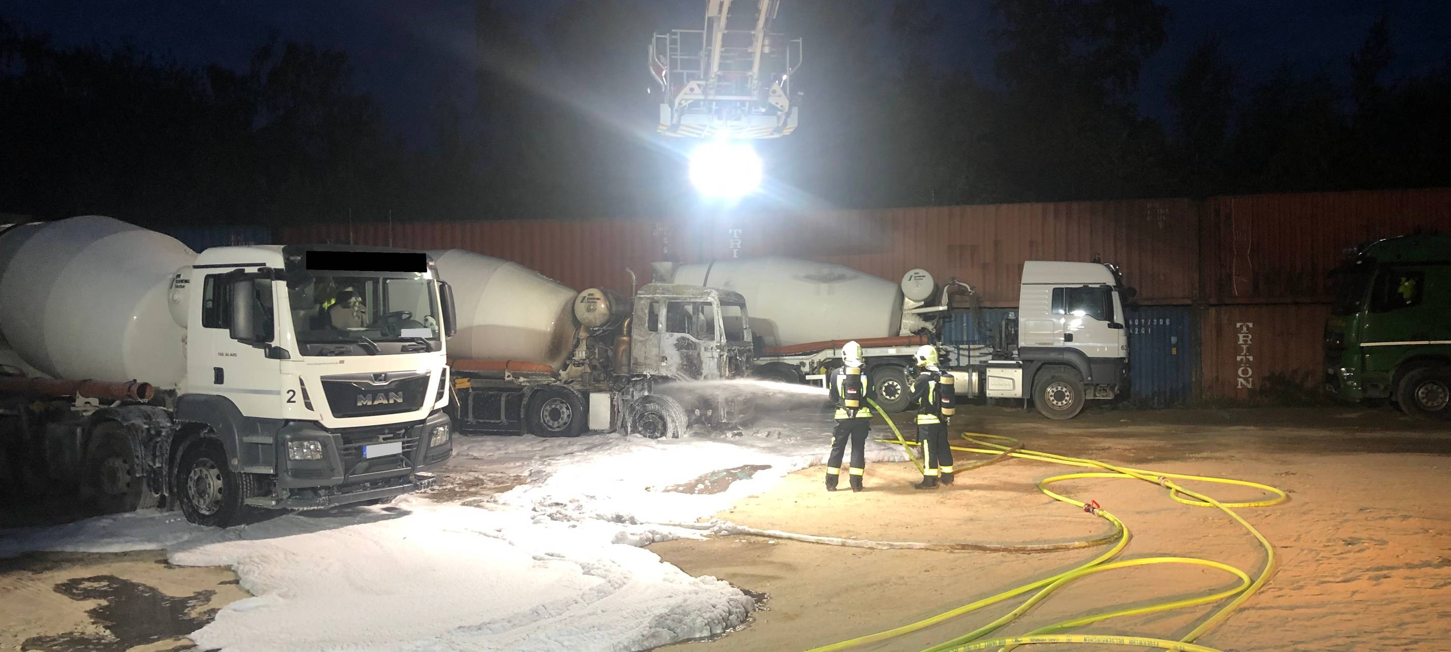 Brennender LKW in Gelsenkirchen-Schalke