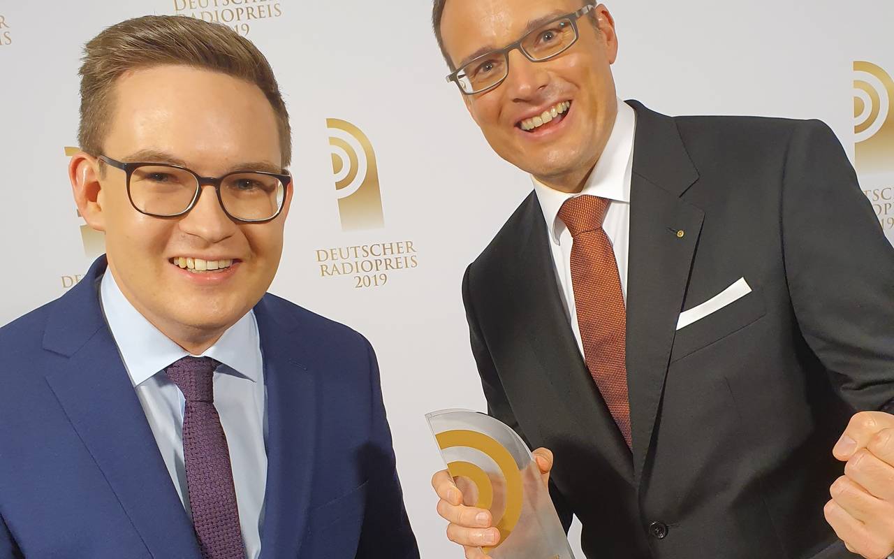 Zu sehen sind Morgenmann Lennart Hemme und Chefredakteur Ralf Laskowski mit samt dem Deutschen Radiopreis.