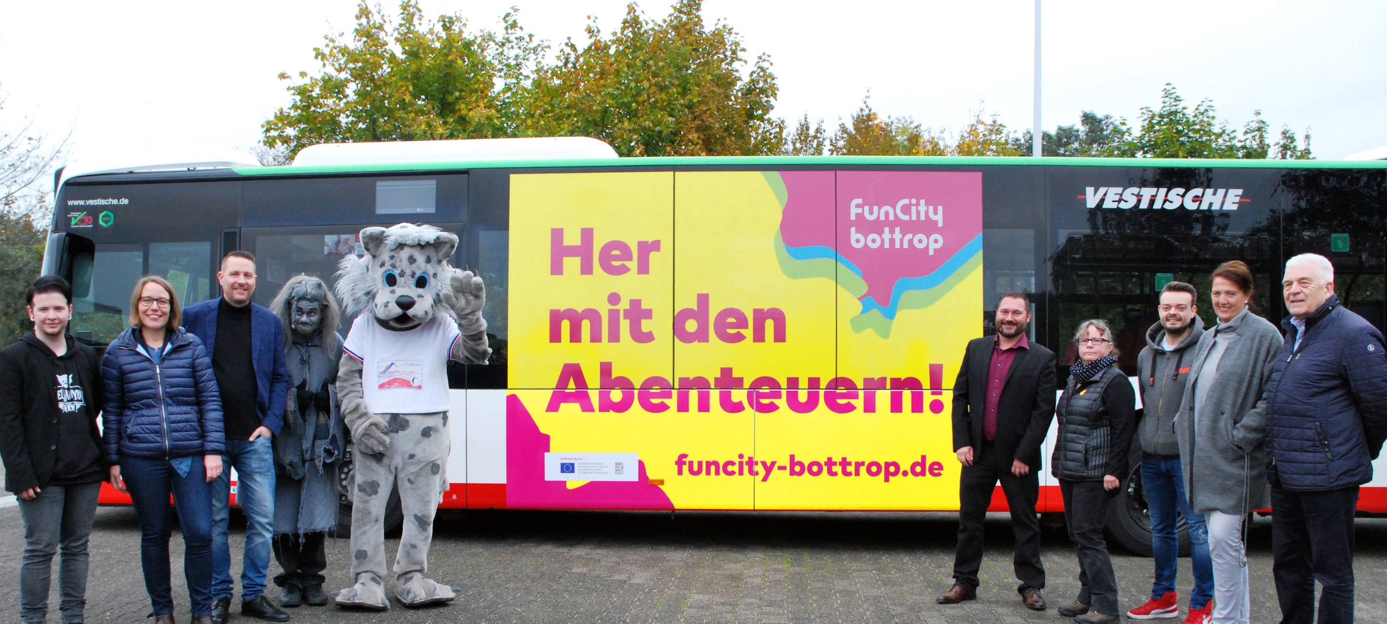 Bus mit Werbung für Fun City Bottrop