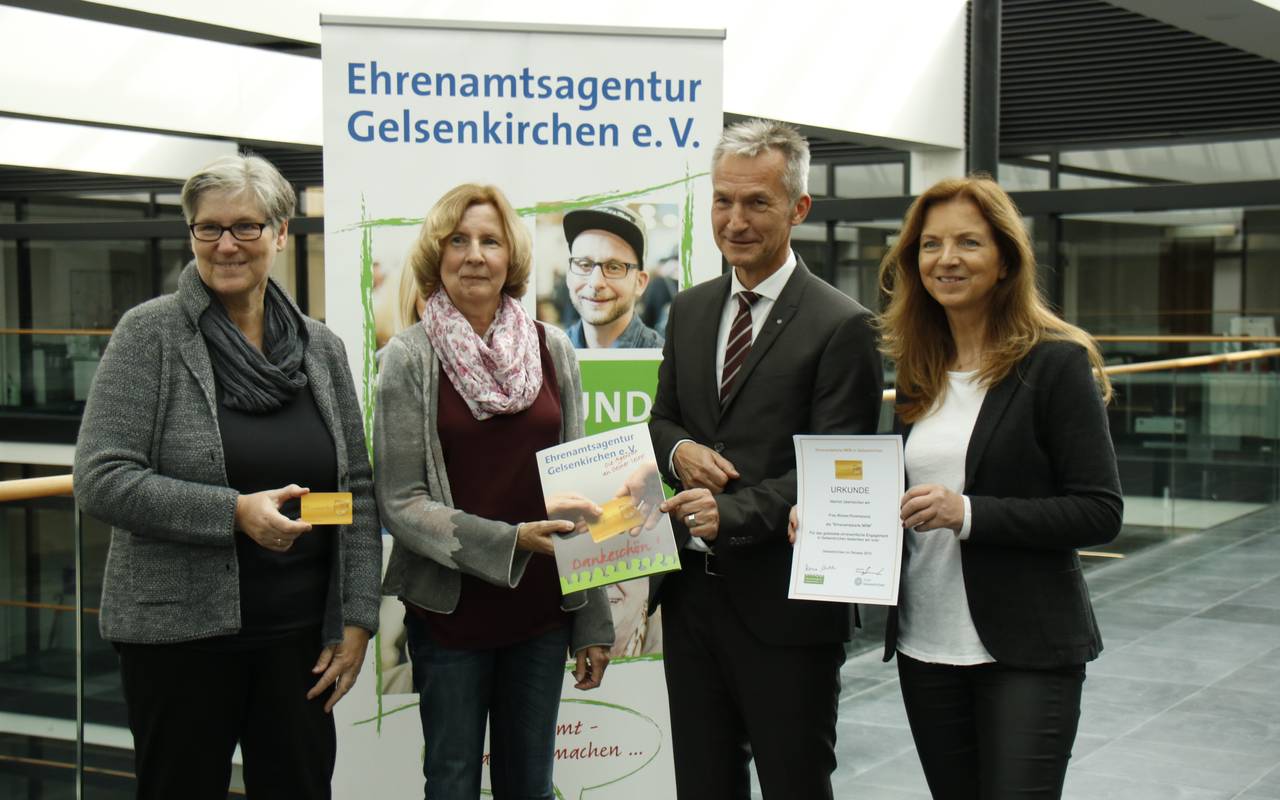 Gelsenkirchens Oberbürgermeister Frank Baranowski überreicht 1.000. Ehrenamtskarte