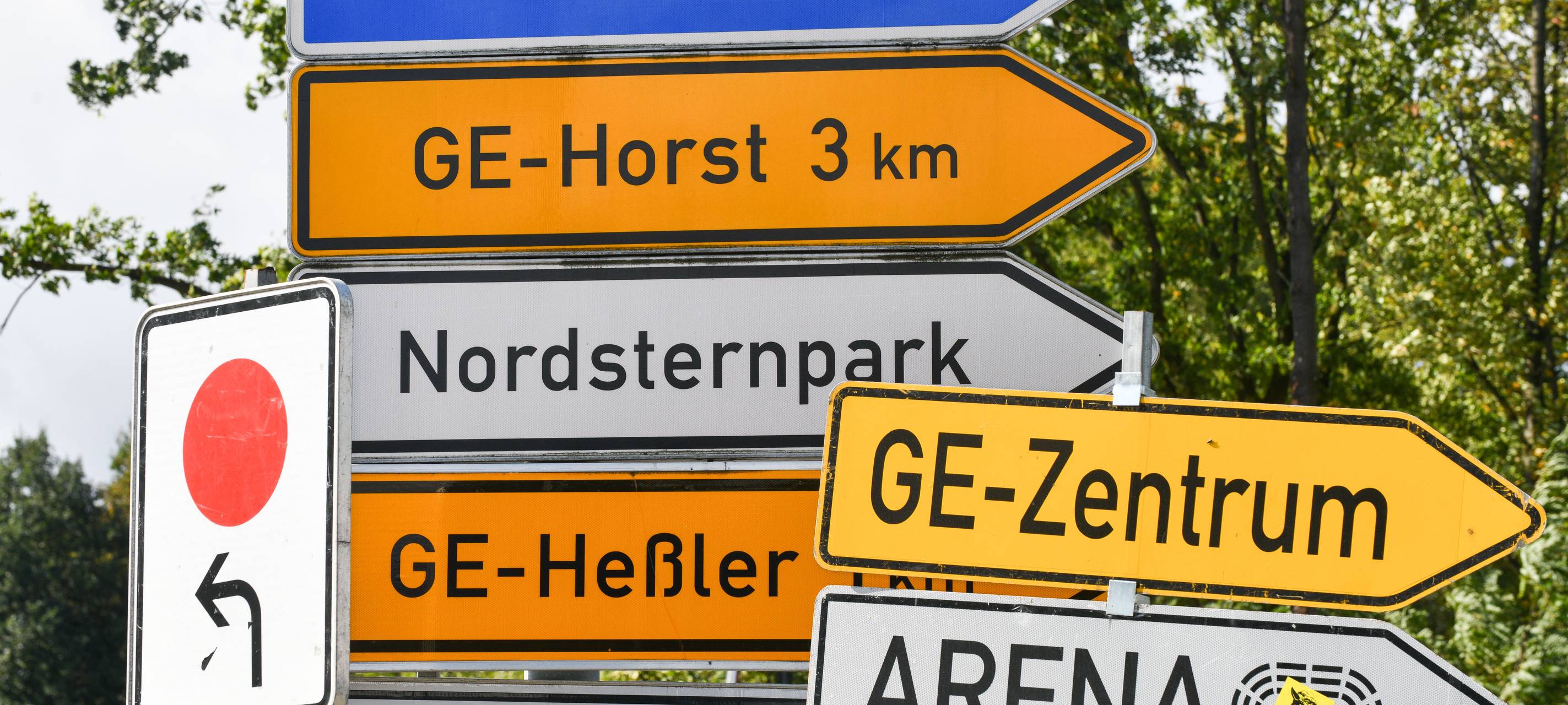 Schilder weisen auf A42-Auffahrt hin