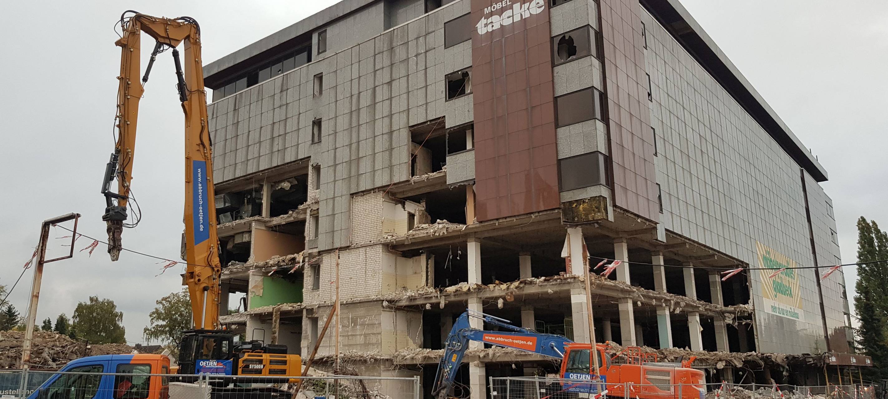 Die entkernte Ruine des Möbelparadieses mit Abrissbaggern