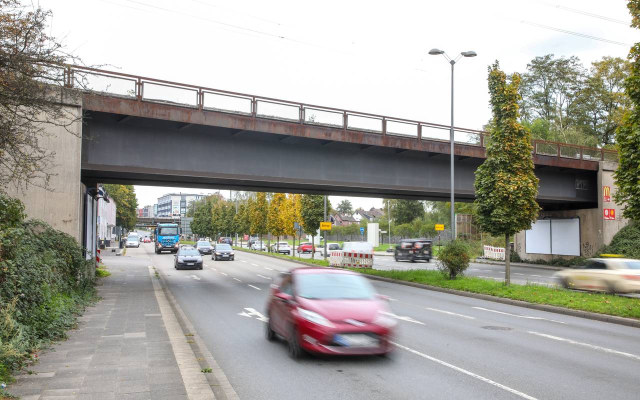 Ein Auto fährt auf der Essener Straße in Bottrop in Höhe der Bahnbrücke