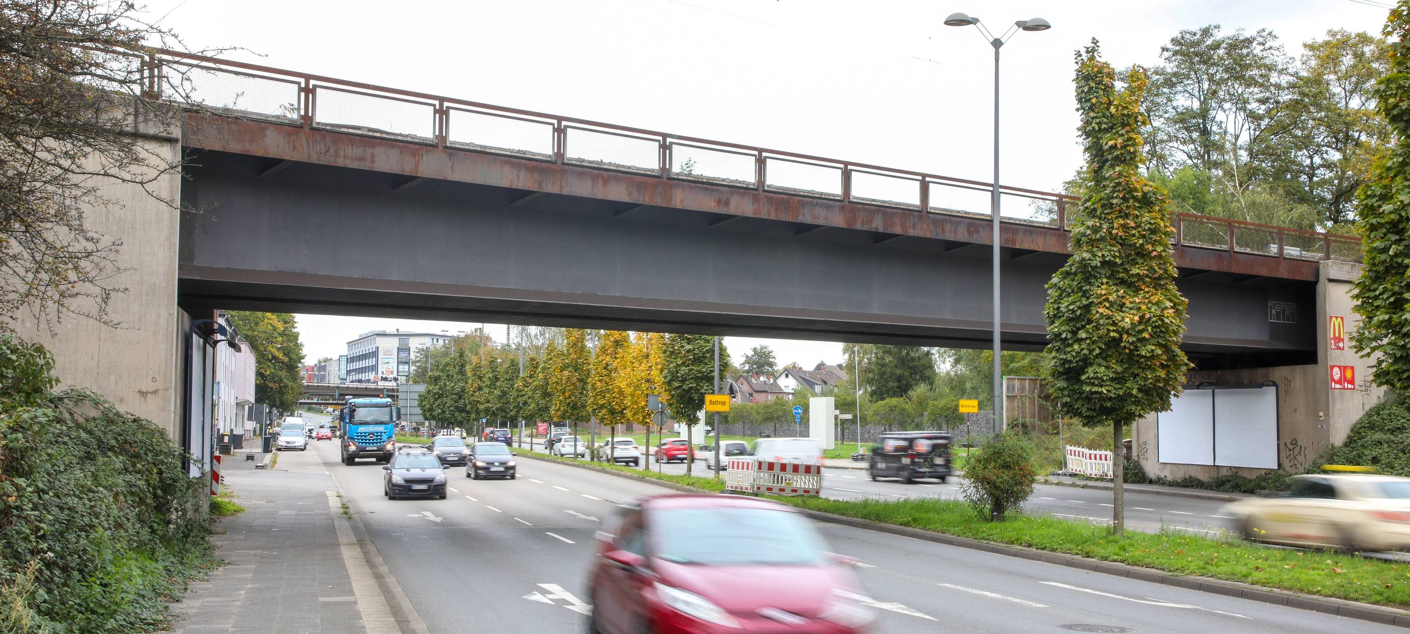 Ein Auto fährt auf der Essener Straße in Bottrop in Höhe der Bahnbrücke