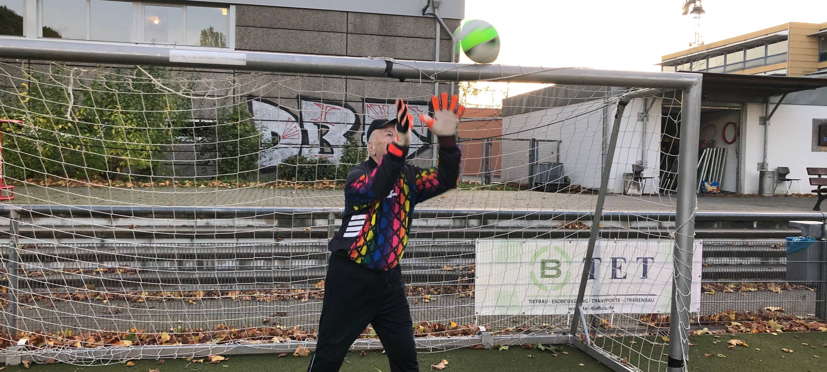 Wolfgang Kaben - 84-jähriger Torwart aus Gladbeck. Steht im Tor und hält ein Ball