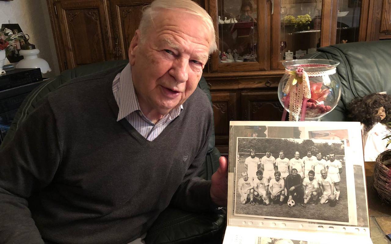 84-jähriger Torwart aus Gladbeck - Wolfgang Kaben aus Gladbeck zeigt uns sein Fotoalbum