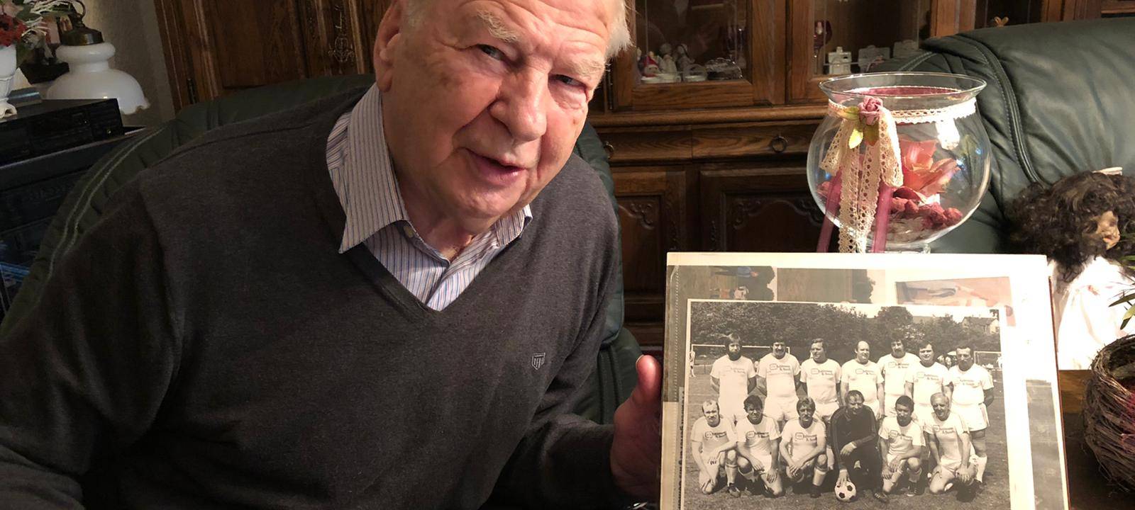 84-jähriger Torwart aus Gladbeck - Wolfgang Kaben aus Gladbeck zeigt uns sein Fotoalbum
