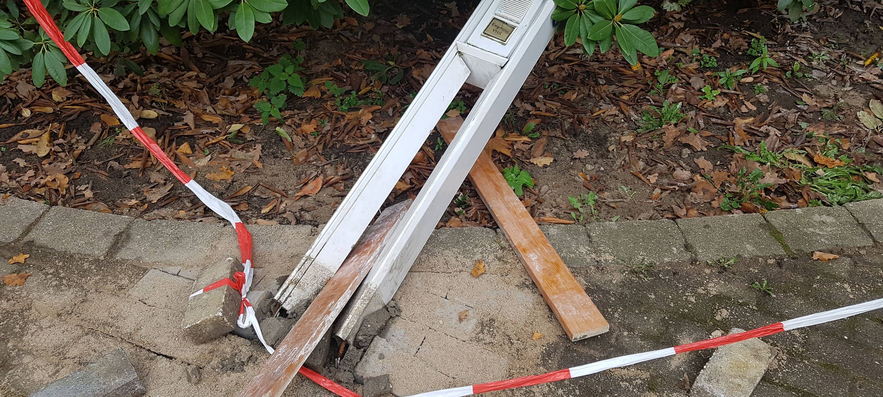 Eine zerstörte Klingelsäule, die aus der Verankerung gerissen wurde.