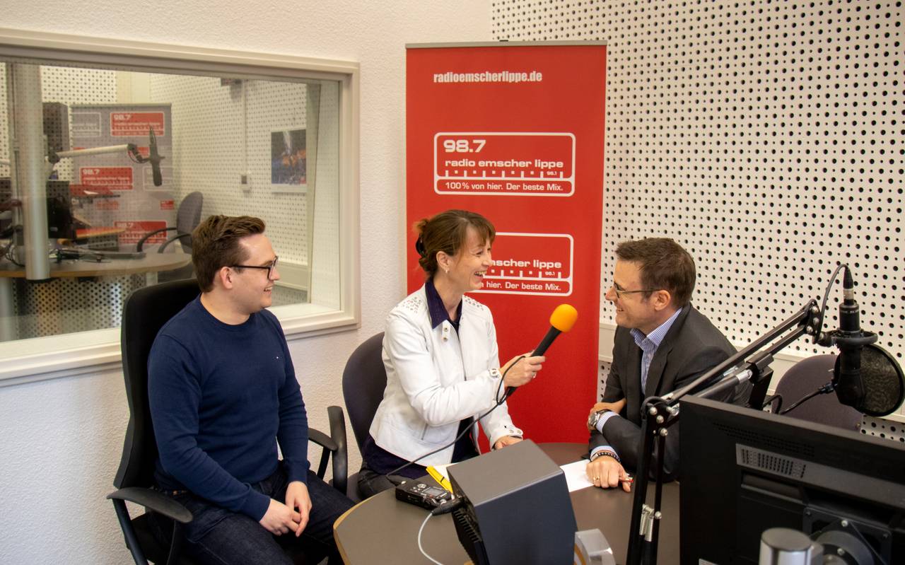 Sascha Fobbe vom Deutschen Journalistenverband interviewt Lennart Hemme und Ralf Laskowski zu ihrer mit dem Deutschen Radiopreis ausgezeichneten Sendung "Deutschlands tiefste Morgensendung"