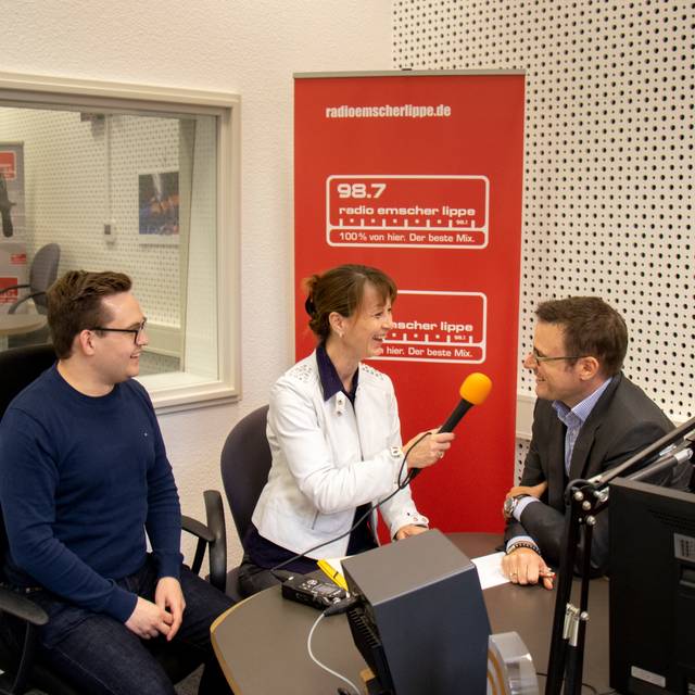 Sascha Fobbe vom Deutschen Journalistenverband interviewt Lennart Hemme und Ralf Laskowski zu ihrer mit dem Deutschen Radiopreis ausgezeichneten Sendung "Deutschlands tiefste Morgensendung"