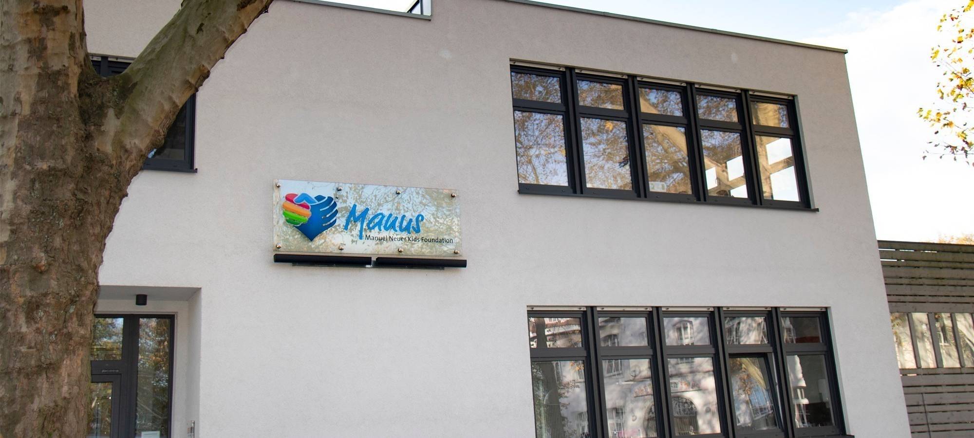 Zu sehen ist das Gebäude samt Schild der Manuel Neuer Kids Foundation.