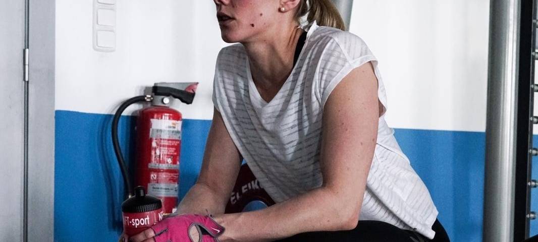 Zu sehen ist Jessica Steiger bei einer kurzen Trainingspause in einem Kraftraum.