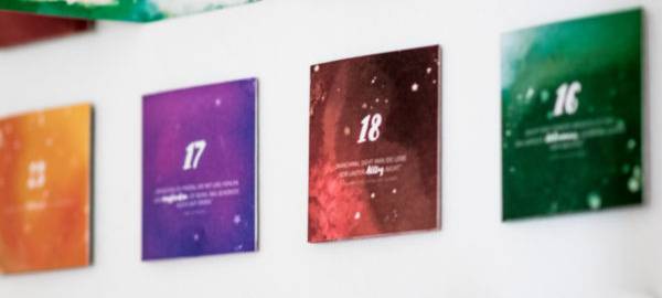 Paarzeit-Adventskalender. Kärtchen an der Wand.