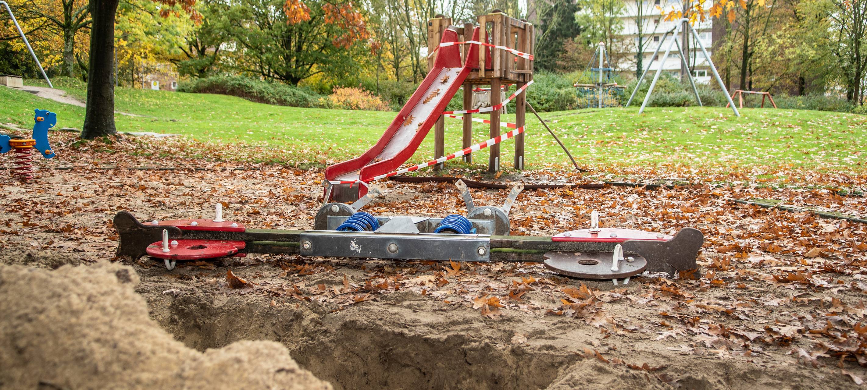 Unbekannte zerstören gezielt Geräte auf Gladbecker Spielplätzen
