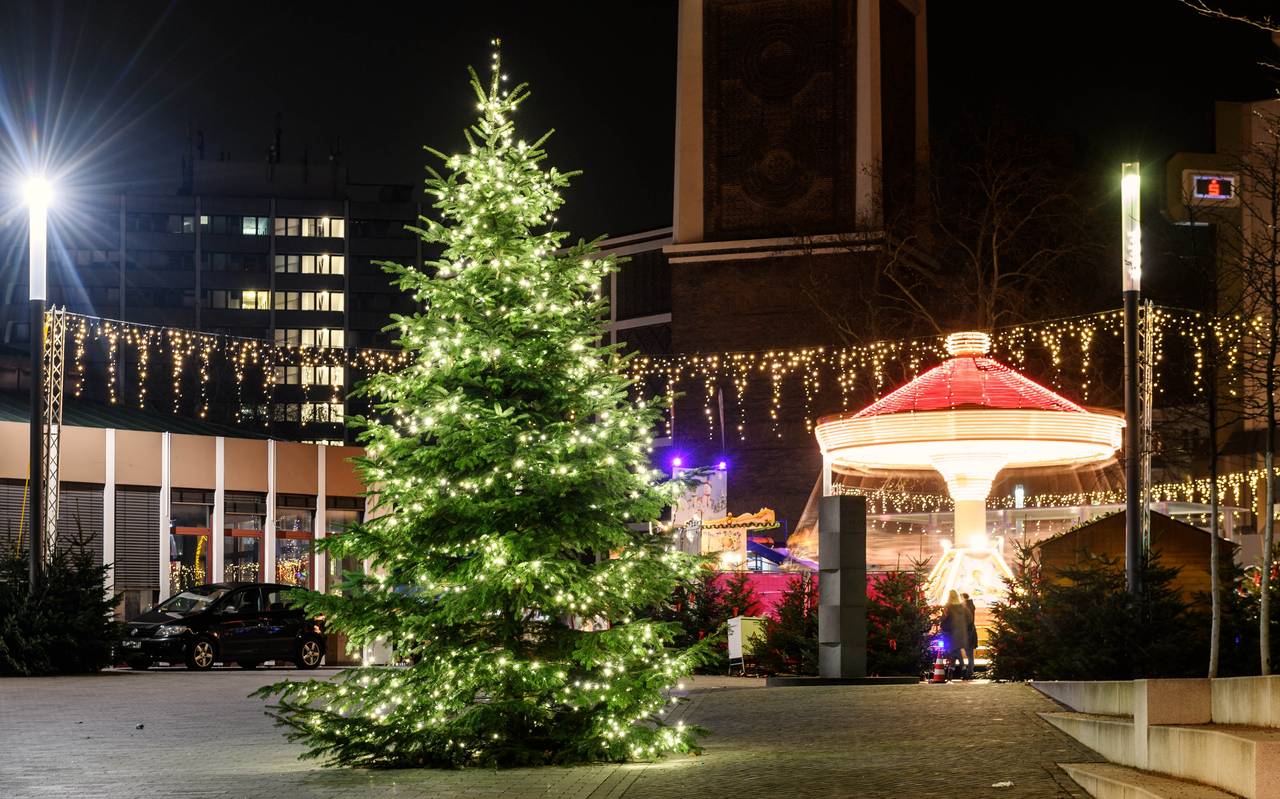 Der Weihnachtsbaum strahlt im Lichterglanz auf dem Weihnachtsmarkt in Gelsenkirchen auf dem Heinrich-König-Platz