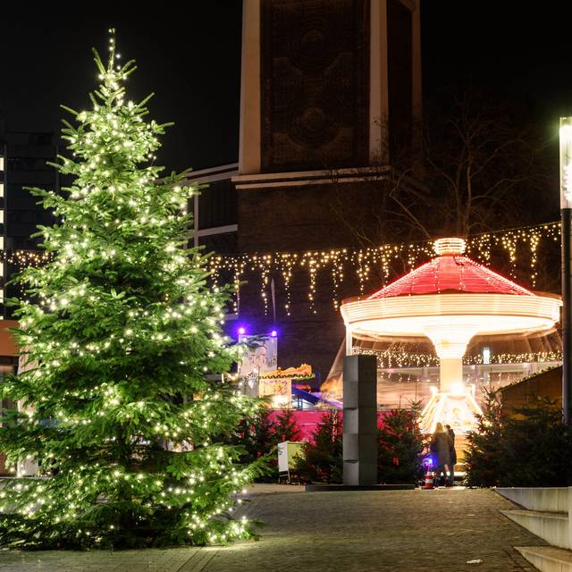 Der Weihnachtsbaum strahlt im Lichterglanz auf dem Weihnachtsmarkt in Gelsenkirchen auf dem Heinrich-König-Platz