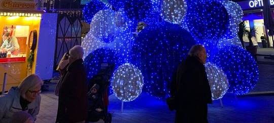 Der blau-weiße Kugelbaum vom Gelsenkirchener Weihnachtsmarkt