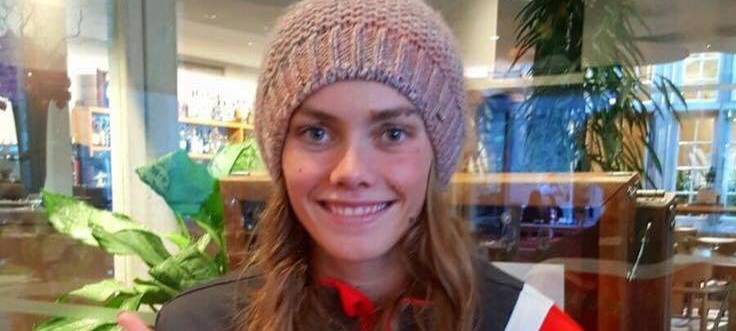 Jessica Steiger in einer roten Trainingsjacke mit Mütze auf.