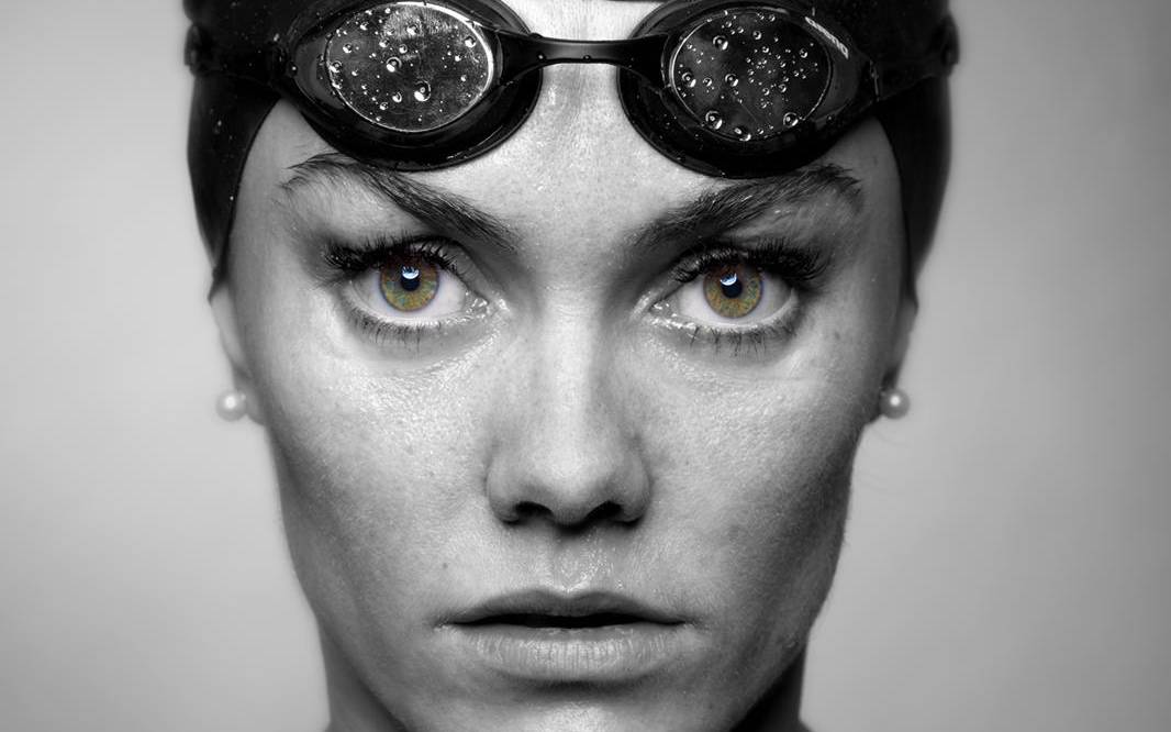 Ein Portrait-Foto von Schwimmerin Jessica Steiger mit Schwimmbrille in schwarz-weiß
