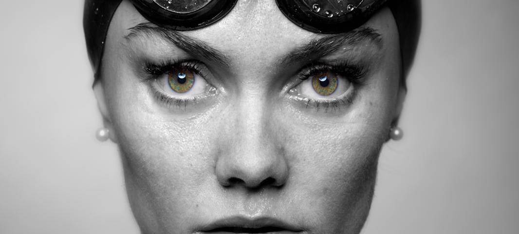 Ein Portrait-Foto von Schwimmerin Jessica Steiger mit Schwimmbrille in schwarz-weiß