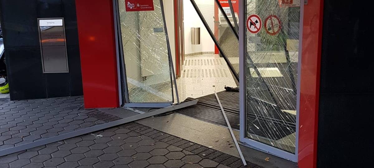 Gelsenkirchen: Auto prallt in Sparkasse