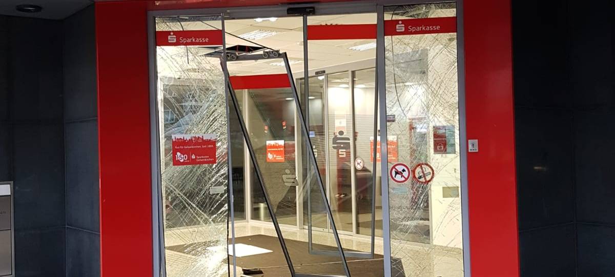 Gelsenkirchen: Polizei findet Fahrer nach Sparkassen-Crash