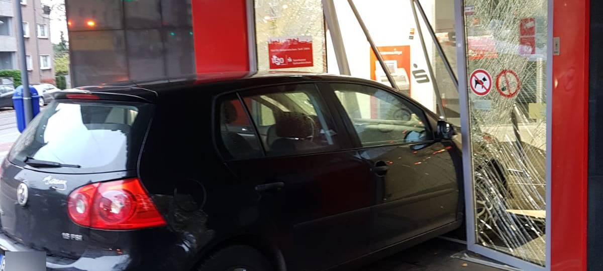 Ein Auto, welches in eine Sparkassenfiliale in Gelsenkirchen-Buer gefahren ist.