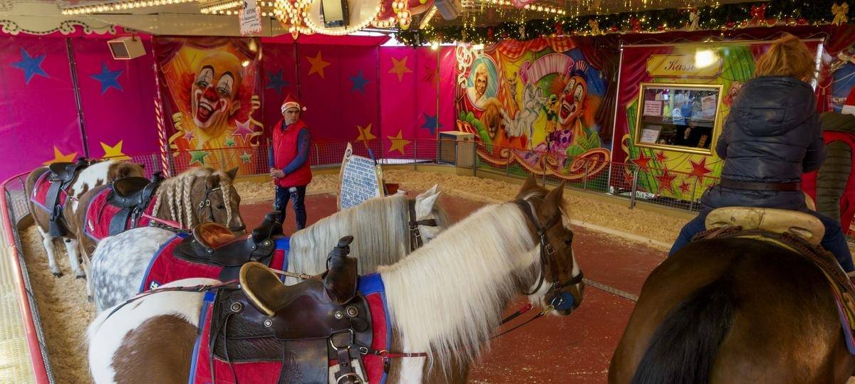 Ein Bild vom Ponyreiten beim Cranger Weihnachtszauber.