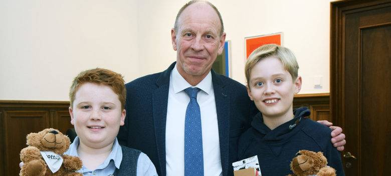 Oberbürgermeister Bernd Tischler mit zwei ehrlichen Findern von 500 Euro.