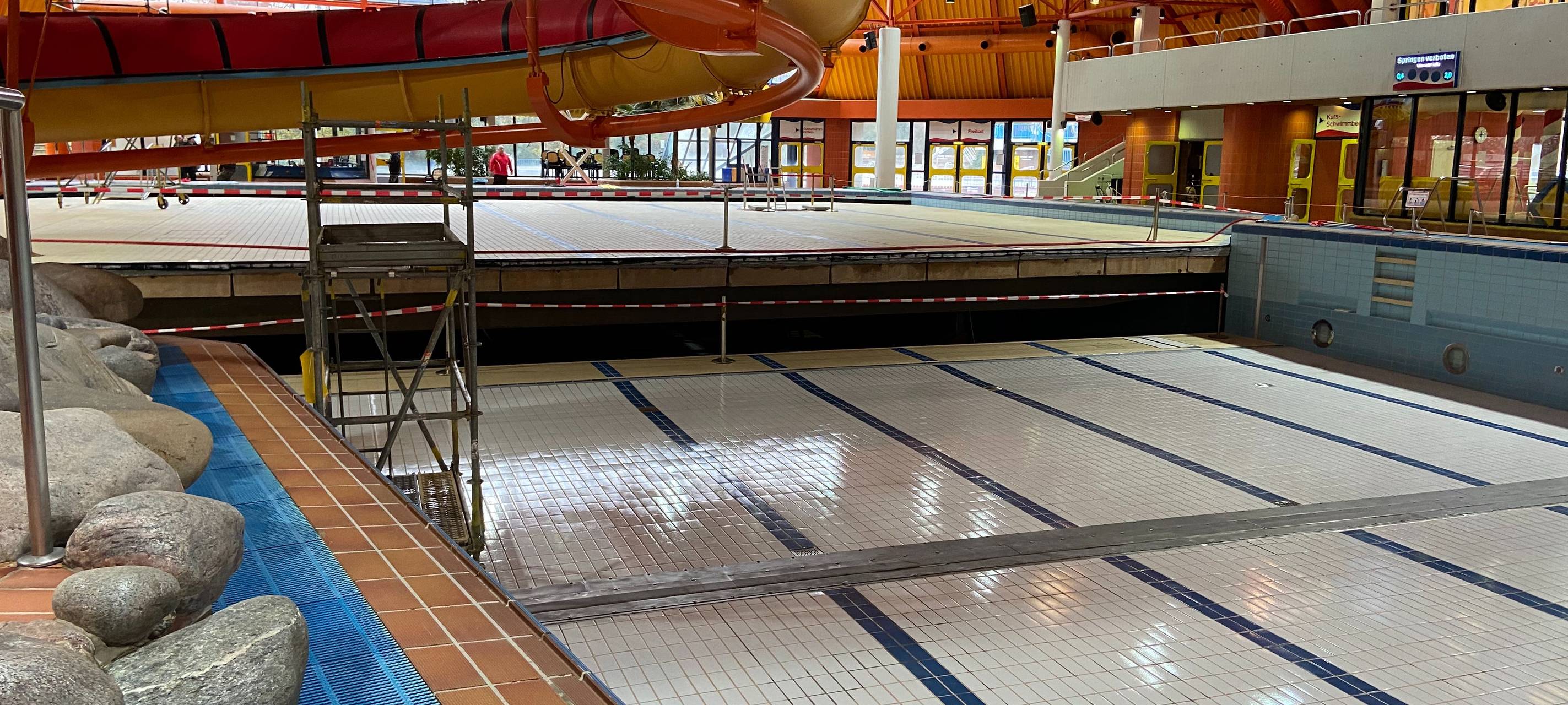 Das leere Schwimmbecken des Sport-Paradieses.