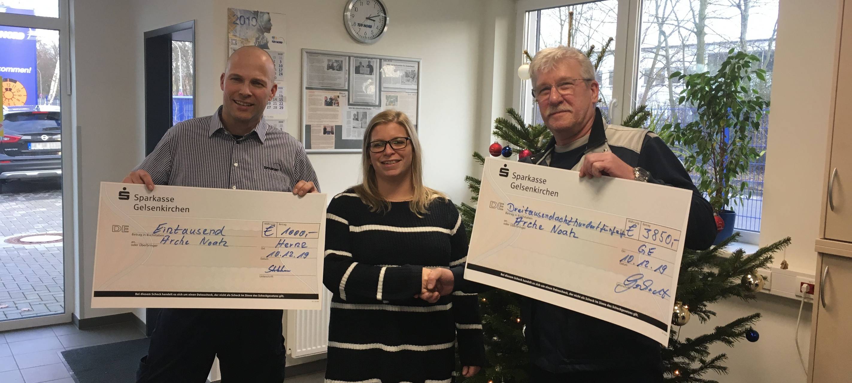 Der TÜV Nord übergibt eine Spende von mehreren Tausend Euro an das Kinderhospiz Arche Noah.