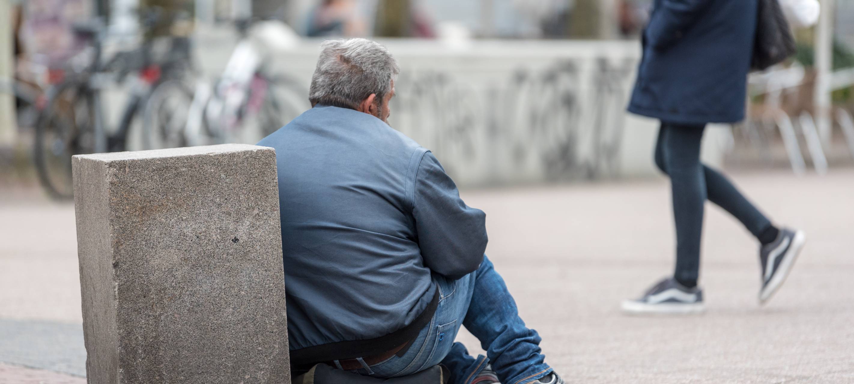 Obdachloser in der Fußgängerzone