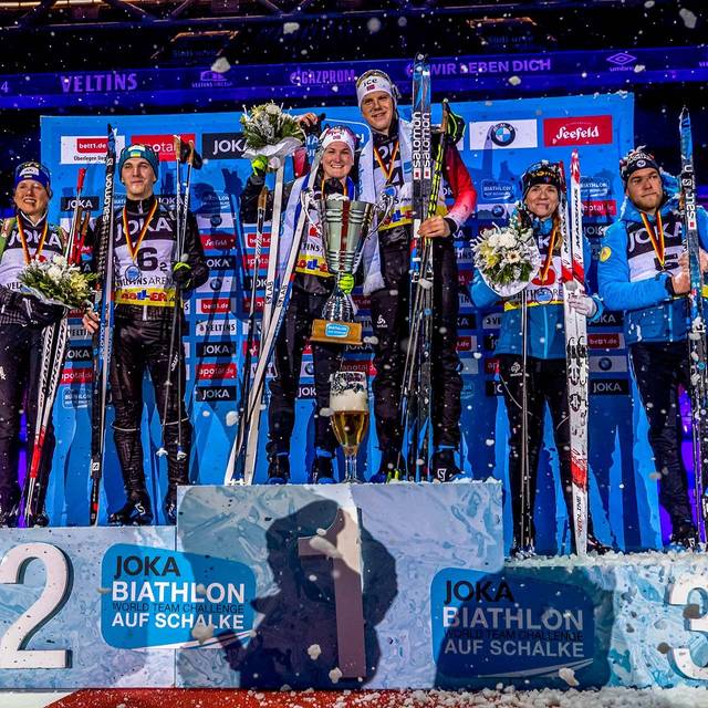 Ein Bild der Siegerehrung beim Biathlon auf Schalke 2019.