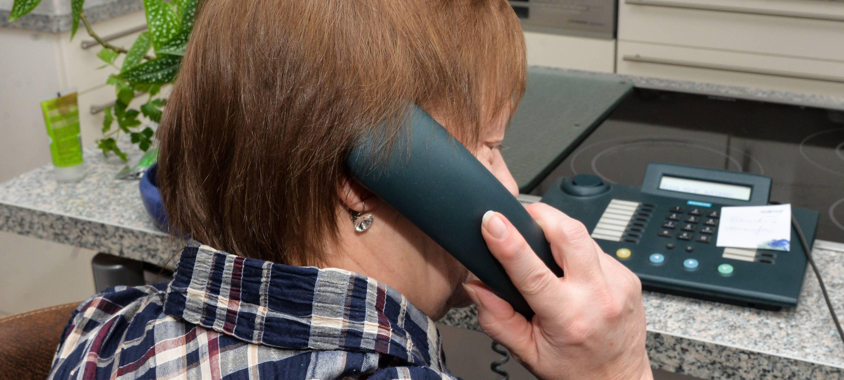 Eine Rentnerin am Telefon