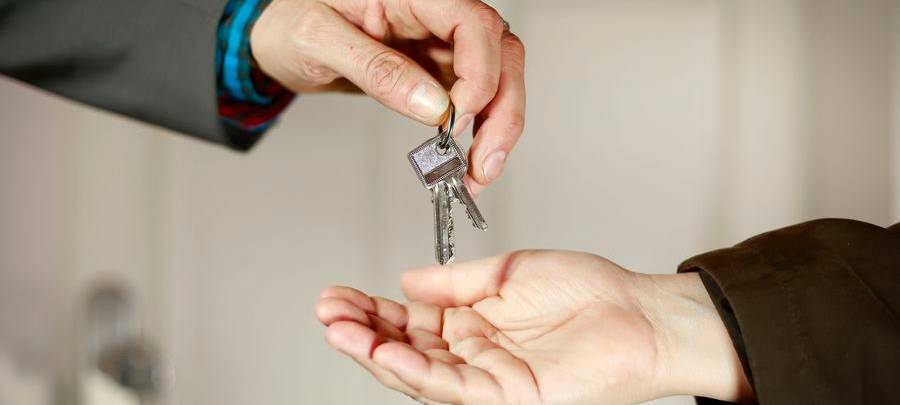 Schlüsselübergabe für eine Wohnung