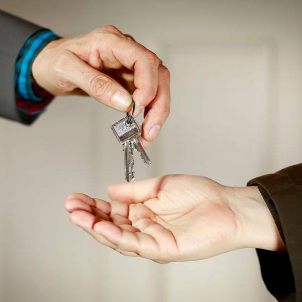 Schlüsselübergabe für eine Wohnung 
