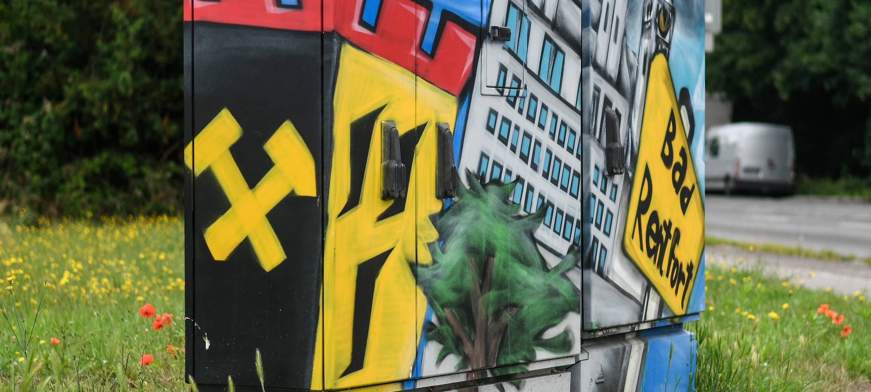 Ein bunte bemalter Stromkasten auf am Straßenrand