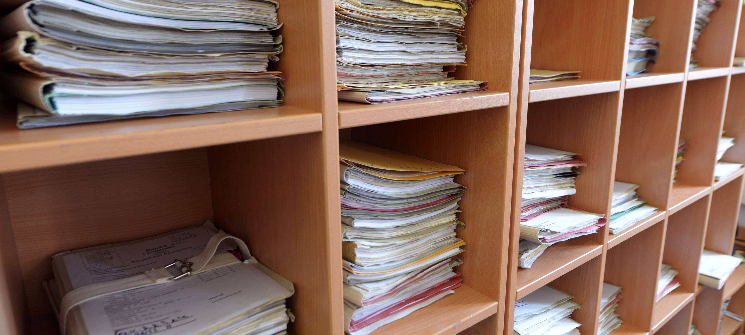 Aktenberge im Gericht