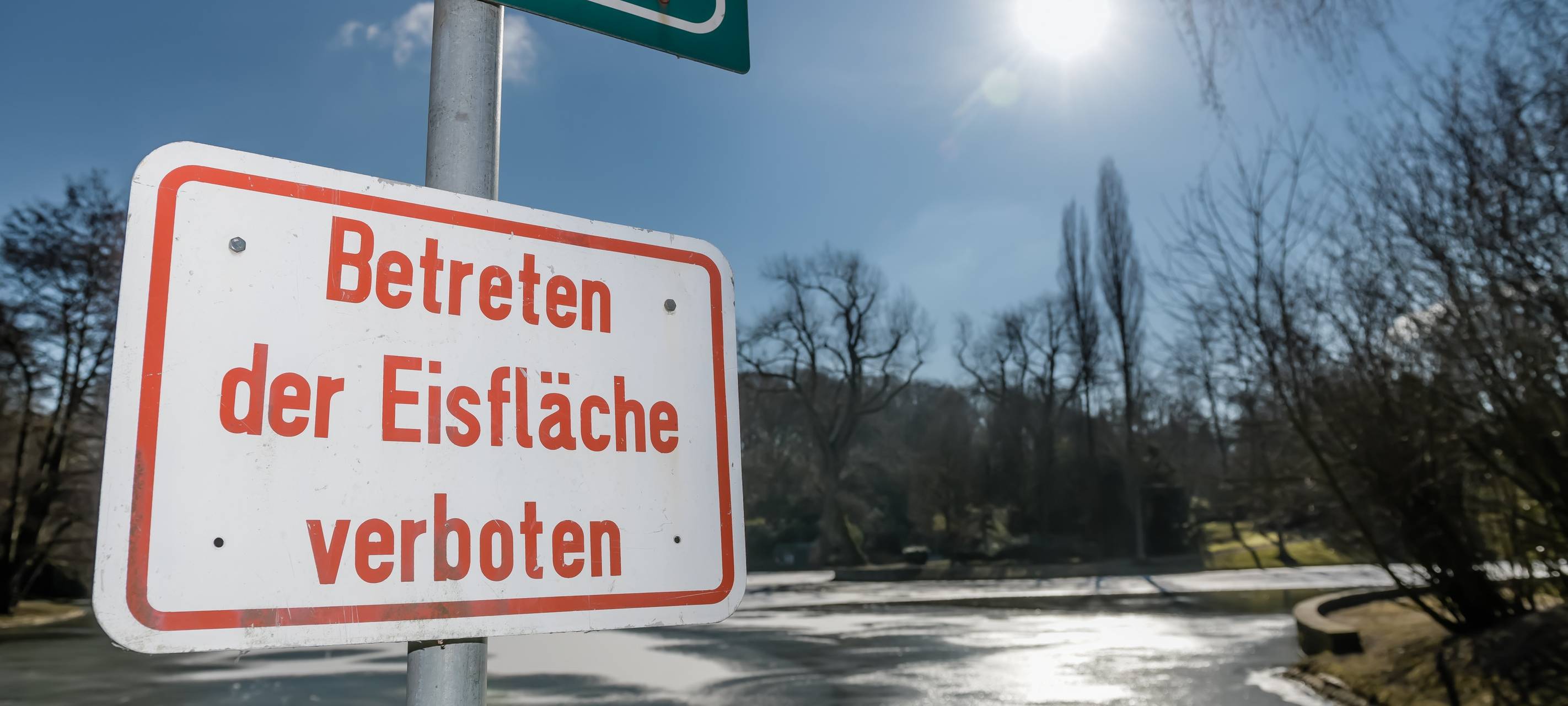 Ein zugefrorener See