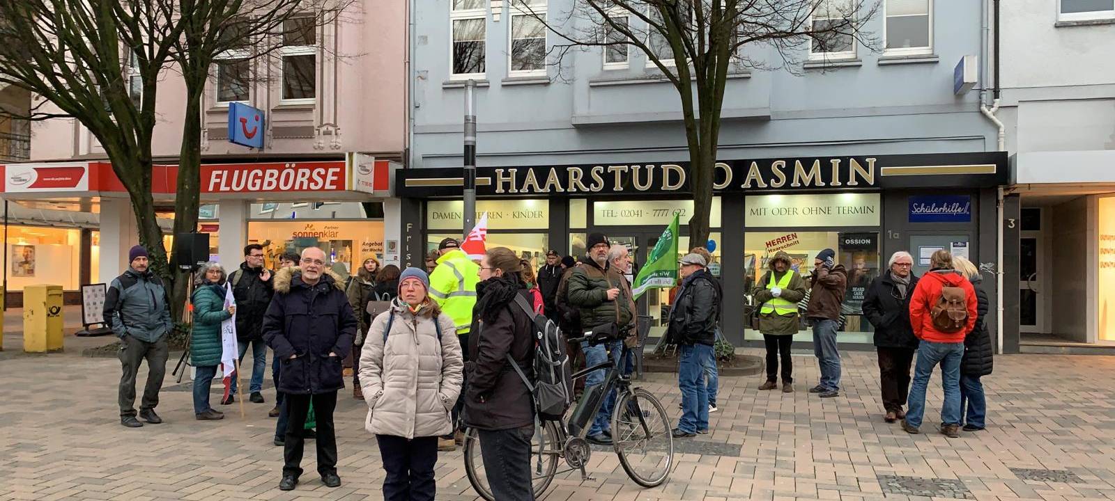 Bottrop: Mahnwache von "Fridays gegen Altersarmut" und Gegendemo