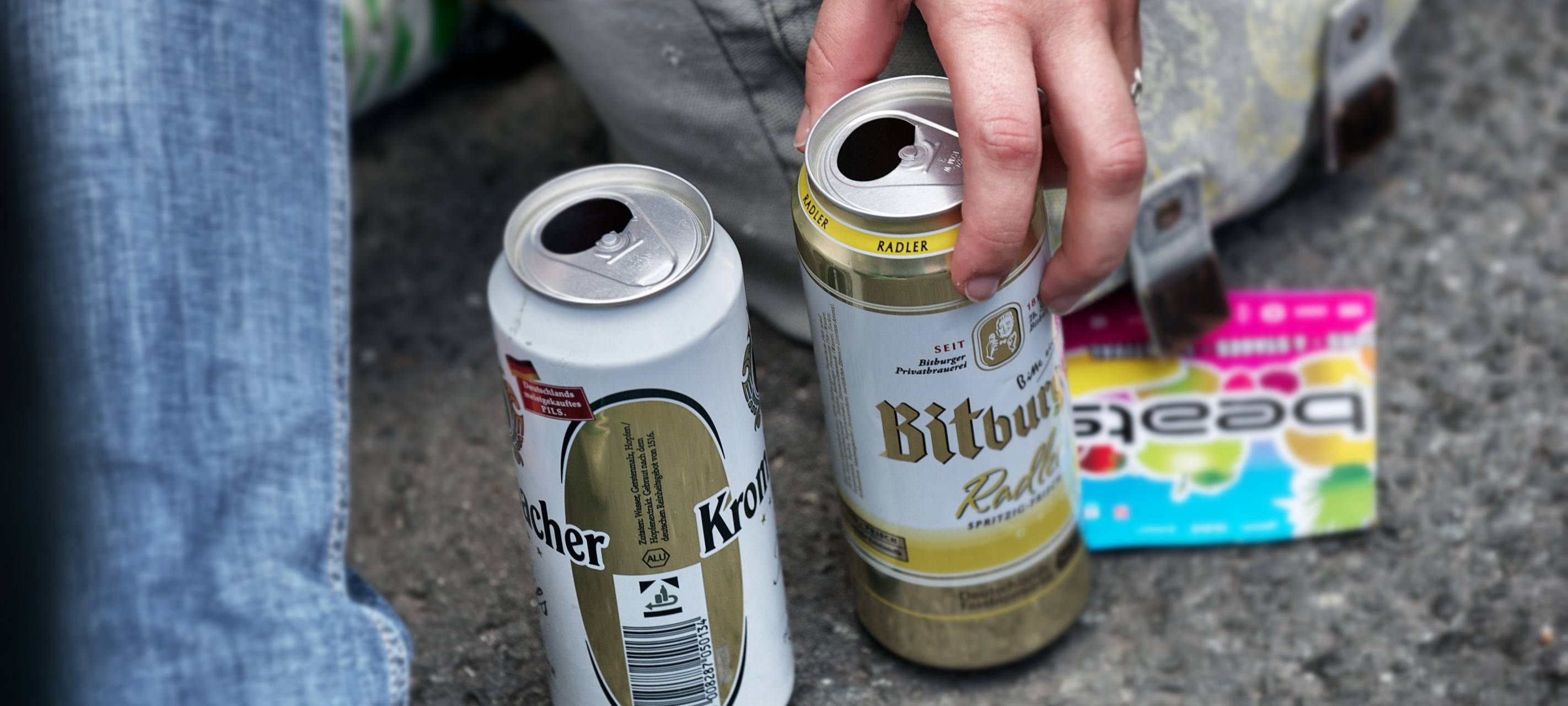 Jugendliche mit Bierdosen