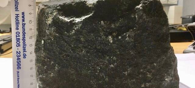 Dieser Pflasterstein wurde auf einen Zug geworfen